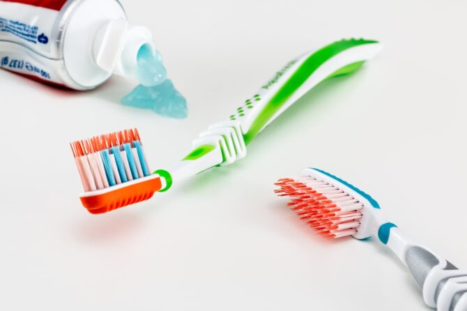 Learn How to Choose the Right Toothbrush And Toothpaste